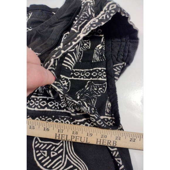 Cat print top with curved neck line - Picture 10 of 10